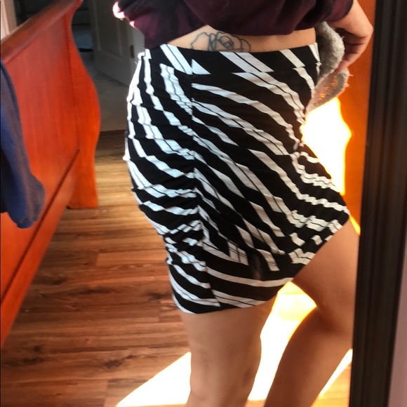 NWOT | VS | Ruched Mini-Skirt | B/W Stripe - Picture 2 of 7